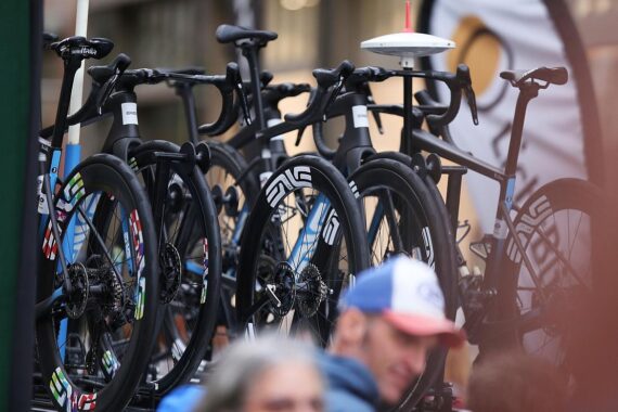 Preisträger des Stadtradelns 2025 werden am Rathaus von Osnabrück gefeiert. Fahrräder im Fokus.