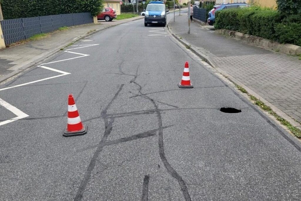 Plötzliches Loch in Riemannstraße in Celle-Heese
