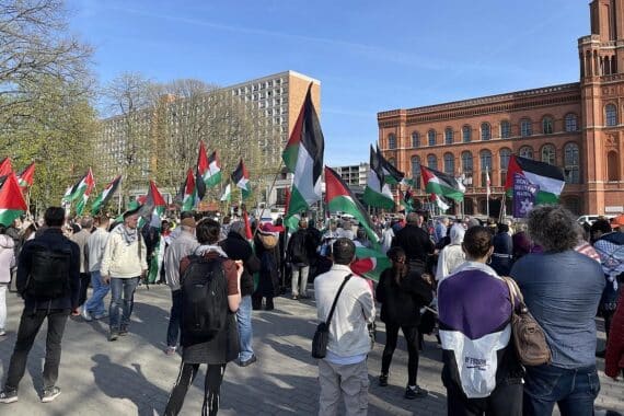 Pro-Palästina-Demo in Berlin mit Polizei-Auseinandersetzungen und Festnahmen von Teilnehmern, Krisensituation.