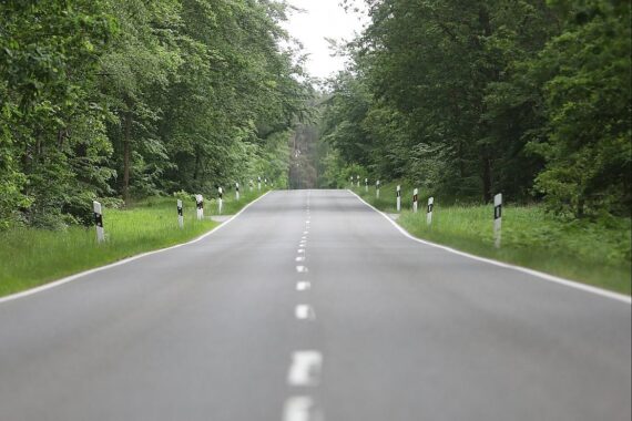 Verstärkte Verkehrskontrollen auf ländlichen Straßen zur Erhöhung der Verkehrssicherheit.