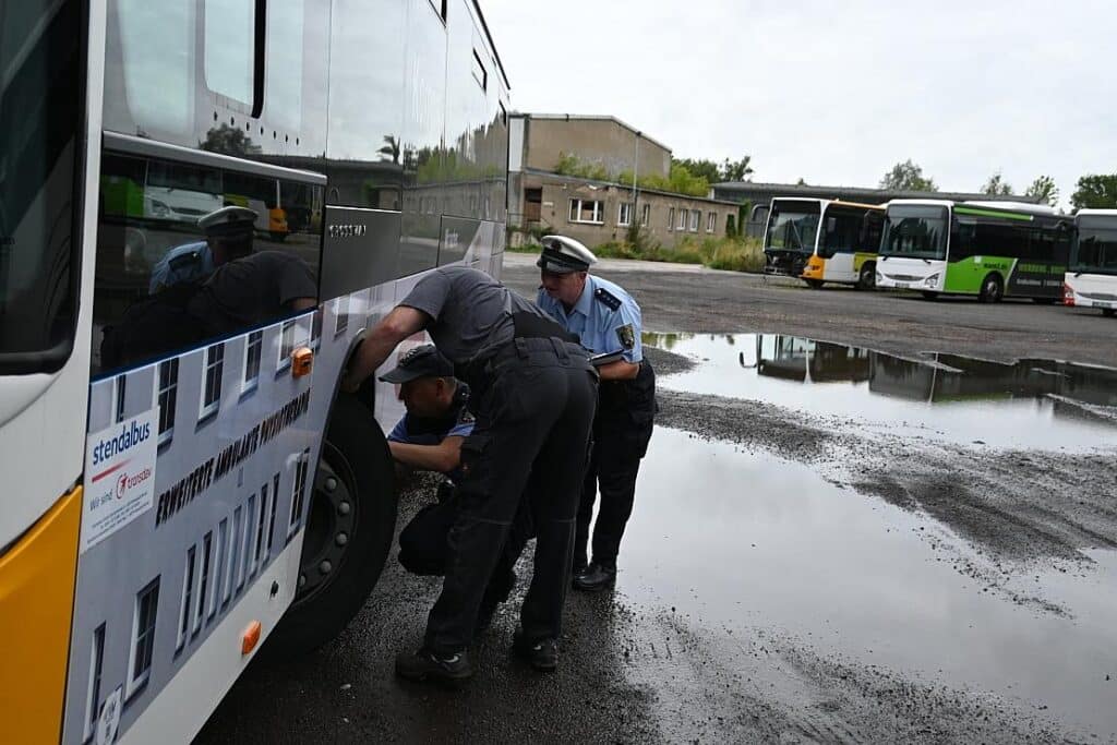 Polizei kontrolliert Schulbusse vor Schulstart in Stendal