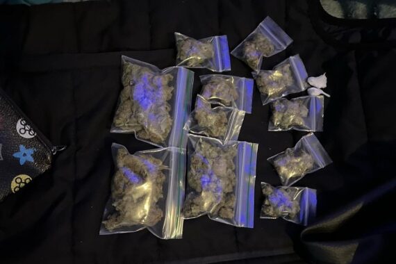 Polizeiaktion in Mönchengladbach: Drogenrazzia, Festnahmen, beschlagnahmte Drogen und Bargeld.