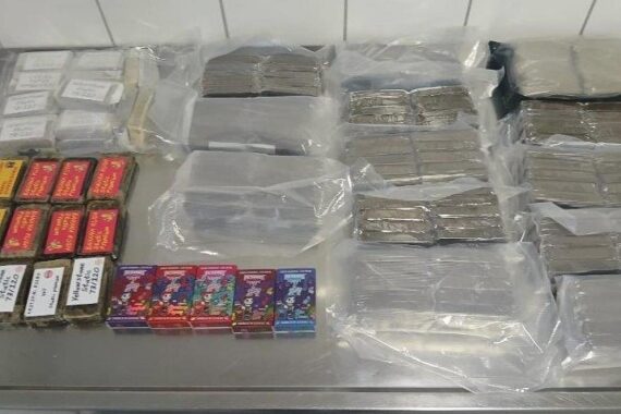 Polizei beschlagnahmt Haschisch auf Autobahn, 56-jähriger Mann festgenommen, Drogen und Utensilien gefunden.