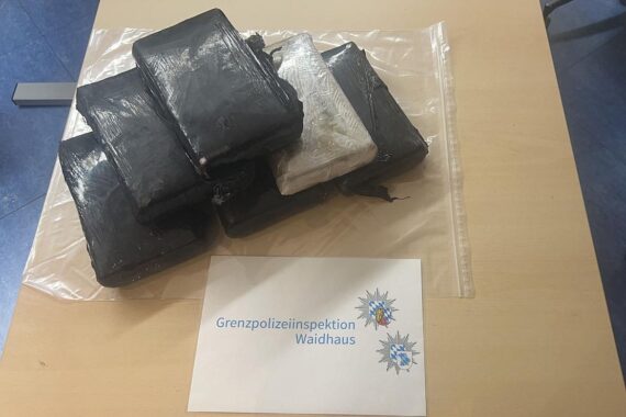 Polizei bei Fahrzeugkontrolle: Sieben Kilogramm Kokain sichergestellt, Festnahme eines Mannes.