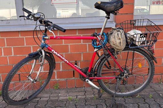 Polizei sucht Hinweise zu verstorbenem Mann vor Bekleidungsgeschäft in Wolfenbüttel.