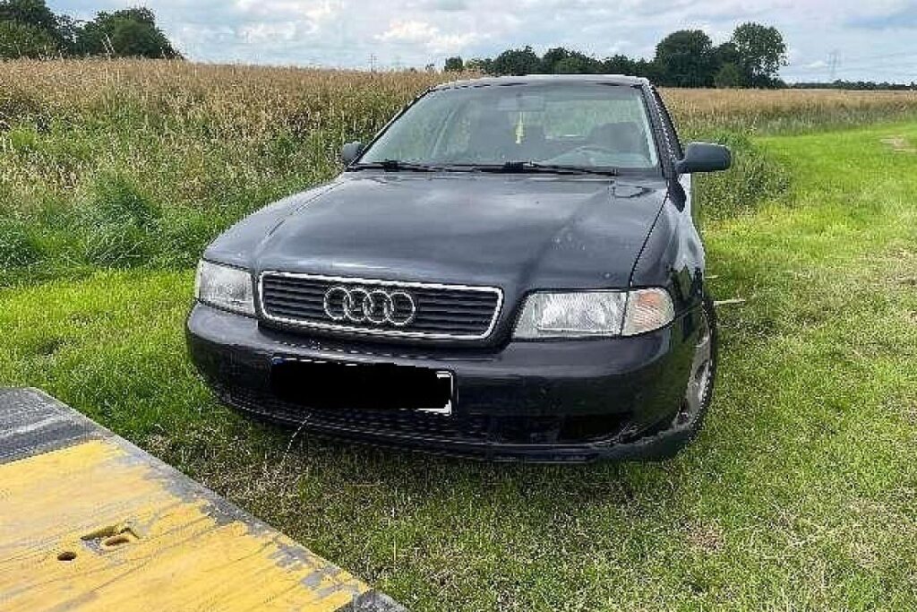 Polizei sucht Zeugen nach Fund von blauem Audi im Graben
