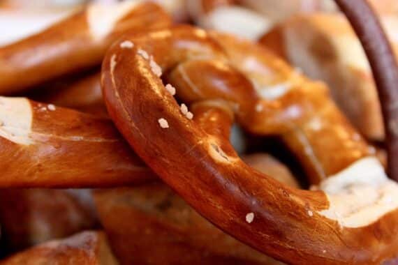 Eine Bäckerei mit Brezeln, symbolisch für den Überfall in Hamburg-Finkenwerder.