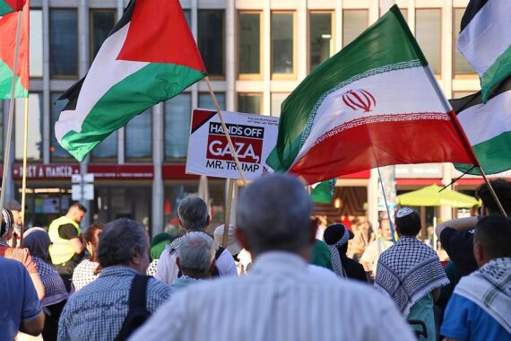 Pro-Palästina-Demo in Frankfurt, Menschenmengen, Transparente, politische Botschaften, friedlicher Protest.