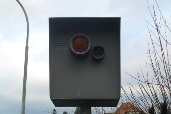 Radarantenne zeigt Geschwindigkeitsmessung, Polizeikontrolle, ordnungsgemäße Verkehrssicherheit im Fokus.