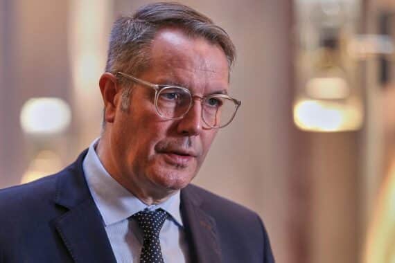 Ministerpräsident Schweitzer verkündet Investitionsoffensive für rheinland-pfälzische Kommunen in Mainz.