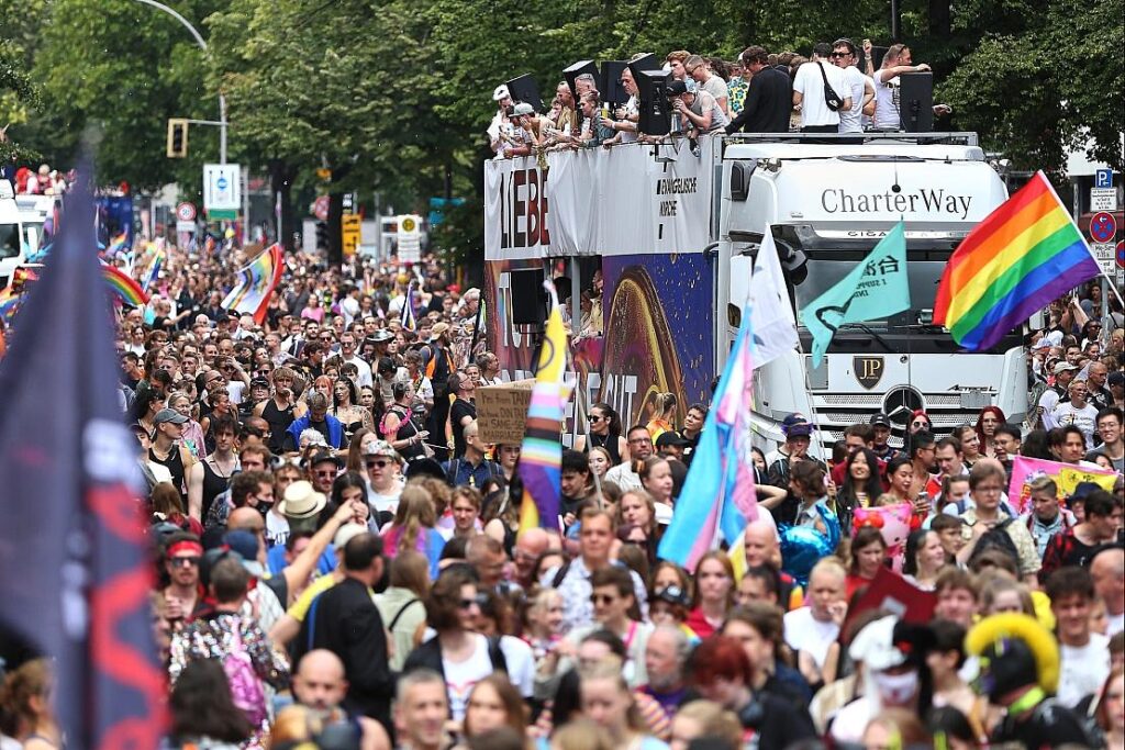 Runder Tisch beschließt Empfehlungen für queere Sicherheit