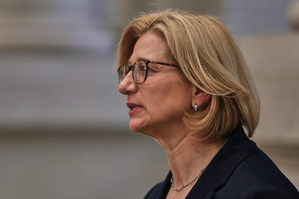 Saarbrücker Staatskanzlei legt Kondolenzbuch für getöteten Polizisten aus