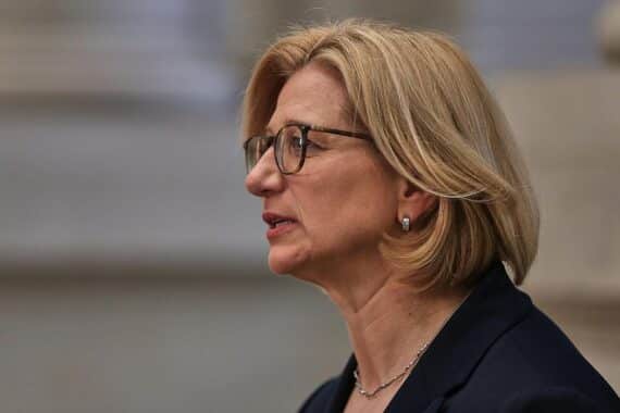 Ministerpräsidentin Anke Rehlinger trägt sich in das Kondolenzbuch für getöteten Polizisten ein.