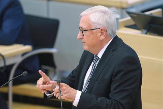 Finanzminister Michael Richter präsentiert Fördermittel für Gemeinden in Sachsen-Anhalt zur Unterstützung.