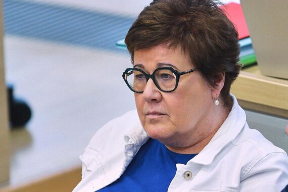 Petra Grimm-Benne präsentiert Tarifbindung, um faire Arbeitsbedingungen bei öffentlichen Aufträgen zu fördern.