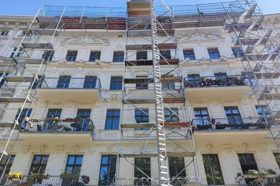 Altbau mit Baugerüst, Symbol für geförderte Modernisierung und bezahlbaren Wohnraum in Sachsen.