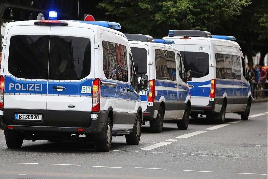 Schwer verletzter Motorradfahrer nach Sturz auf B 104 bei Schwerin