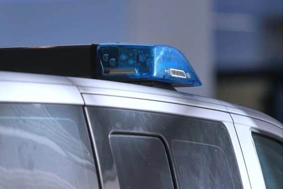 Unfallstelle mit Radfahrer und Mercedes, Rettungskräfte im Einsatz, Polizei dokumentiert den Vorfall.