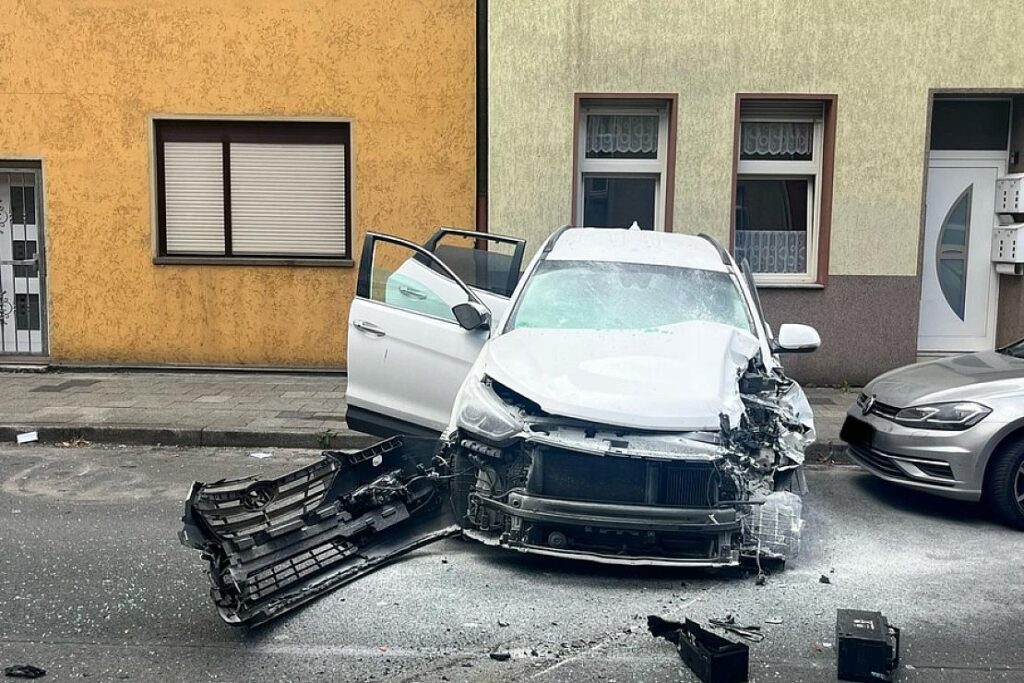 Schwerer Frontalunfall in Bochum-Westenfeld mit fünf Verletzten