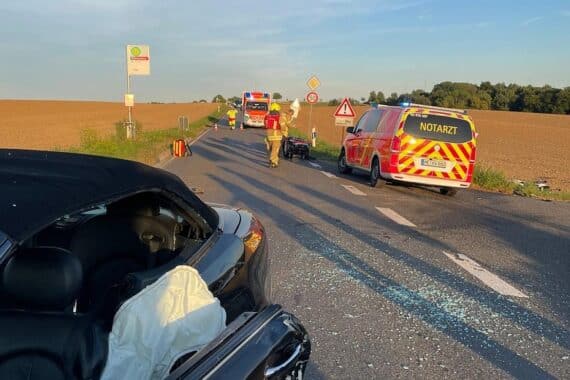 Motorradunfall mit schwer verletztem Fahrer, Feuerwehr und Rettungshubschrauber im Einsatz.