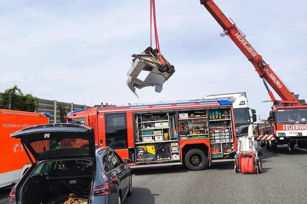Schwerer Unfall auf A3 bei Oberhausen verletzt Pferde und Fahrerin
