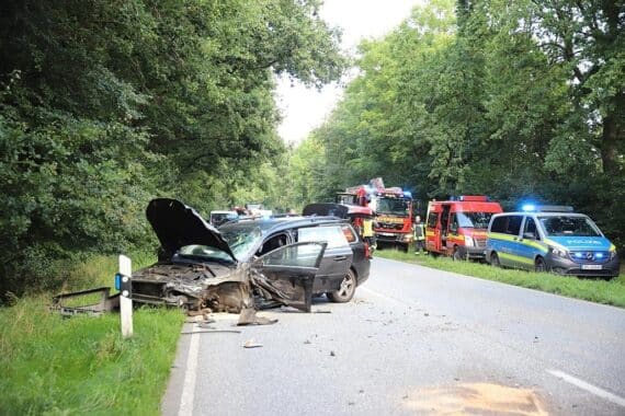 Schwerer Verkehrsunfall mit mehreren Fahrzeugen, Rettungsdienste im Einsatz, Verletzte und Feuerwehrkräfte.
