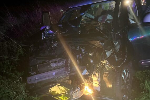 Schwerer Verkehrsunfall zwischen Fiat und Traktor auf B 482, Einsatzkräfte vor Ort.