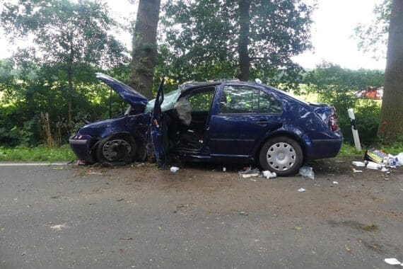 Schwerer Verkehrsunfall, Pkw gegen Baum. Lebensgefährlich verletzte Person, Rettungshubschrauber im Einsatz.