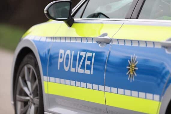 Zwei verletzte Jugendliche, Mofa und E-Scooter, Polizei vor Ort, Unfallermittlung im Gange.