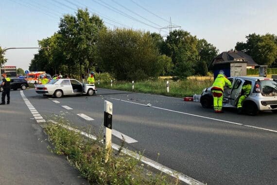 Verkehrsunfall mit zwei Verletzten, Feuerwehr bei Rettungsarbeiten, eingeklemmte Fahrerin befreit.