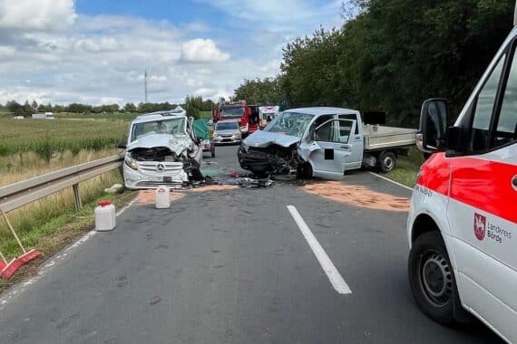 Verkehrsunfall mit Verletzten zwischen zwei Fahrzeugen, Feuerwehr befreit schwer verletzte Frau.