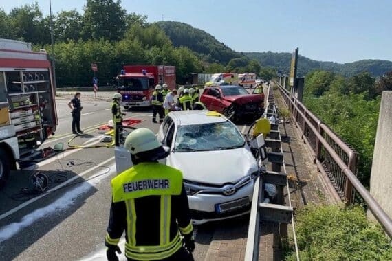 Schwerer Verkehrsunfall zwischen Toyota und Mercedes auf der L 497, fünf Verletzte.