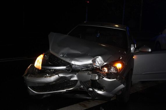 Zwei stark beschädigte Pkw nach Verkehrsunfall, Feuerwehr und Polizei im Einsatz.