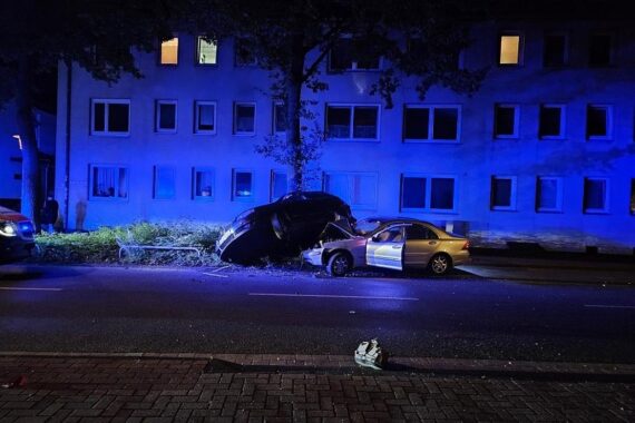 Schwerer Verkehrsunfall in Celle: beschädigte Fahrzeuge, Polizei vor Ort, Unfallstelle abgesperrt.