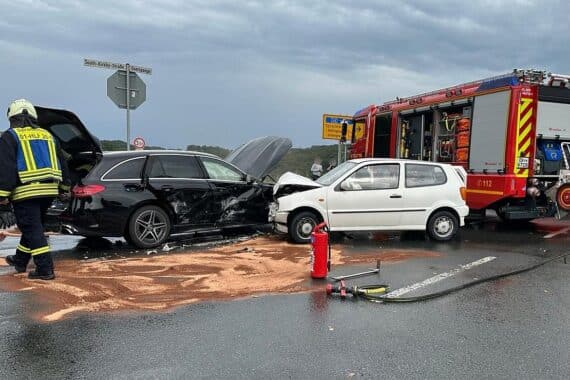 Schwerer Verkehrsunfall mit Verletzten, Feuerwehr und Rettungswagen am Einsatzort.