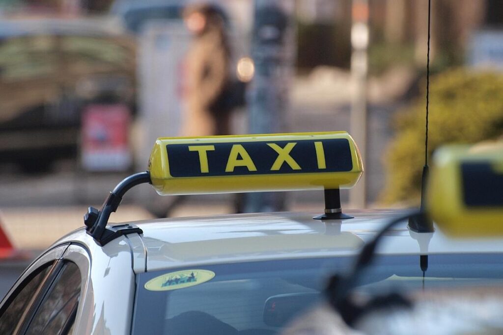 Schwerer Verkehrsunfall mit Taxi in Essen – Polizei sucht Zeugen