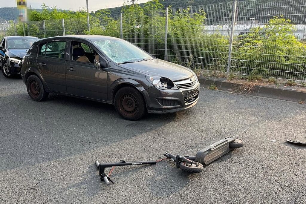 Schwerverletzter nach E-Scooter-Unfall mit PKW