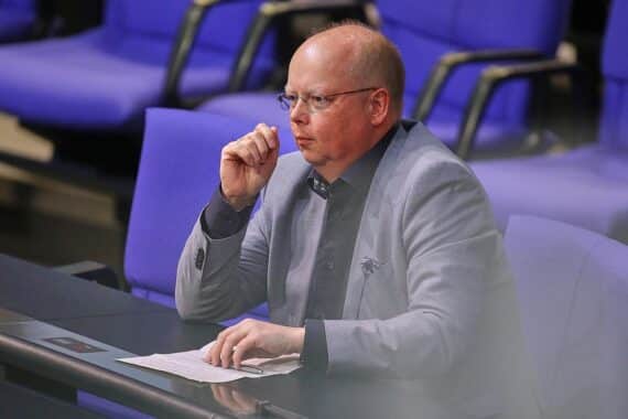 Stefan Seidler spricht über Bahnreformen und fordert Verbesserungen für die Mobilität im Norden.