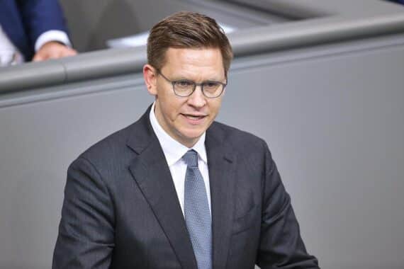 Politiker Johannes Steiniger kritisiert Robert Habeck für vermeintlichen Sexismus gegen Julia Klöckner.