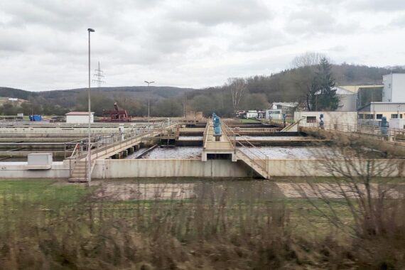 Kläranlage mit Biogasanlage; Grafiken zu Strom- und Wärmeproduktion aus Klärgas verdeutlichen Energiewachstum.