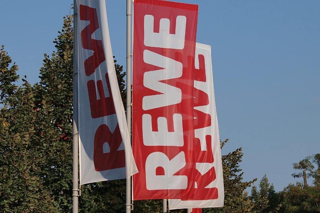 Tamara Lüdke zeigt Solidarität nach Gewaltvorfall in einem Rewe-Markt