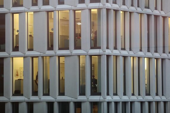 Büros in Erfurt, symbolisierend steigende Gewerbeanmeldungen und -abmeldungen in Thüringen.