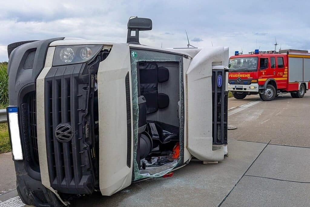 Transporter kippt auf Autobahn 29 bei Wardenburg um