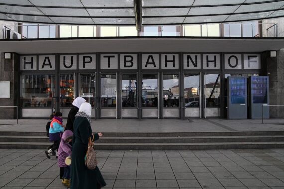 Ulmer Hauptbahnhof mit Bauarbeiten, Zügen und Baustellenschildern für bevorstehende Sperrung.