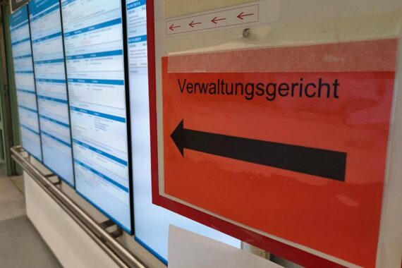 Gerichtsgebäude in Berlin, Symbol für die Entscheidung über Straßenumbenennung und öffentliche Interessen.