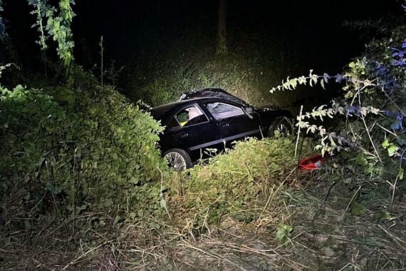 Verkehrsunfall mit Pkw, Leitplanke beschädigt, verletzte Personen, nächtliche Bundesstraße, Baustelle.