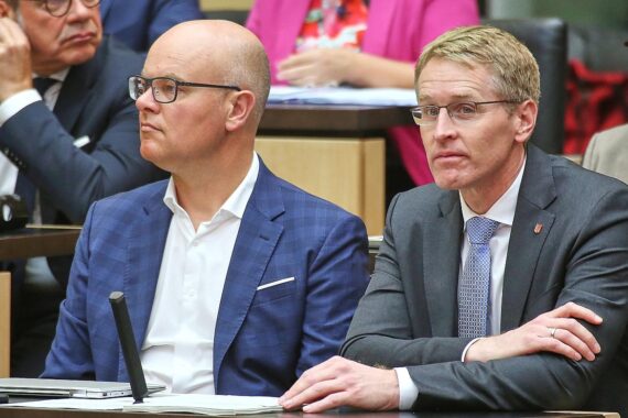 Minister Goldschmidt besichtigt Klimaschutzprojekte in Lübeck, darunter Solar-Gründach und Übergangsgarten.