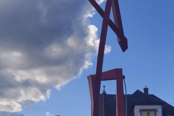 Skulptur in Bad Bergzabern, bemalt mit Deutschlandfarben und Bundesadler, Umgebung des Bahnhofs.