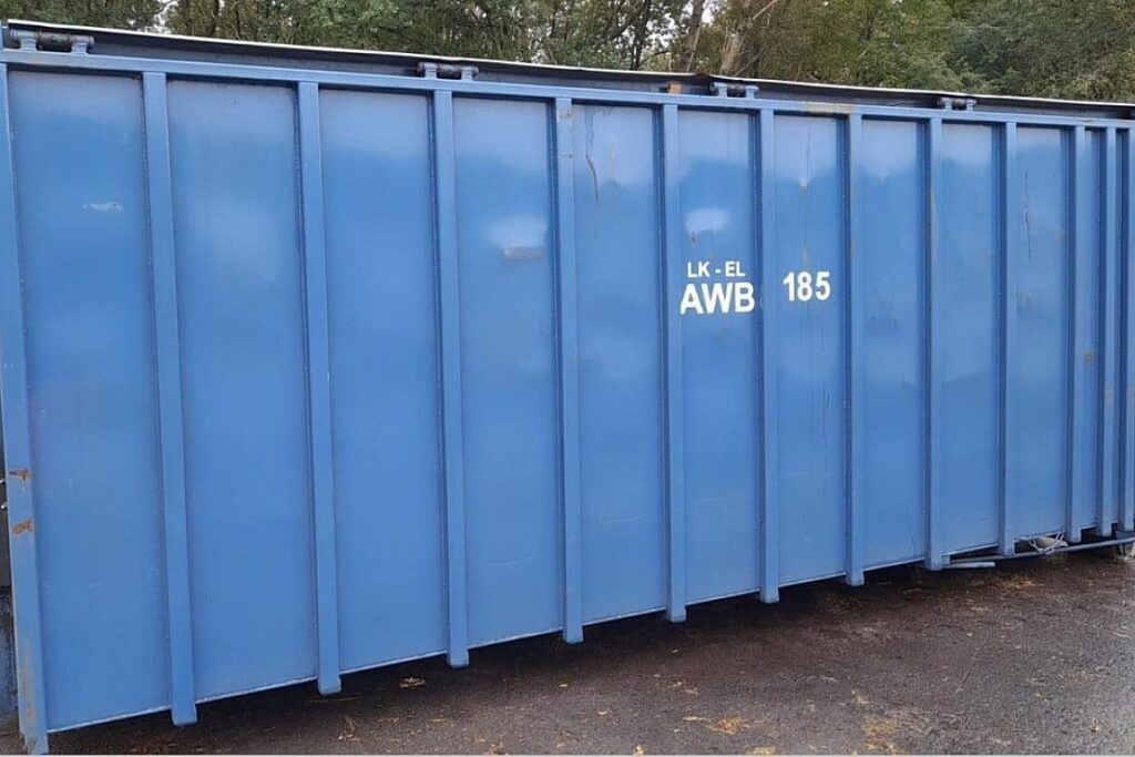 Unbekannte stehlen 16 Container von Betriebsgelände in Dörpen