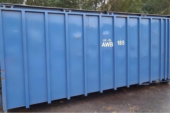 Gestohlene Container auf Betriebsgelände, Polizei ermittelt, Zeugen gesucht. Wert über 40.000 Euro.